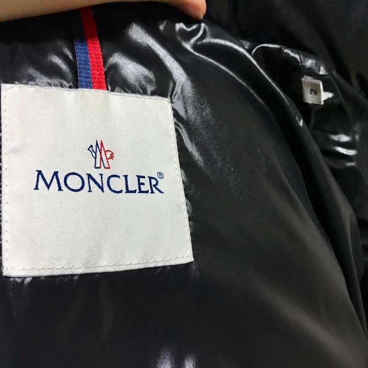 moncler蒙口经典款羽绒服