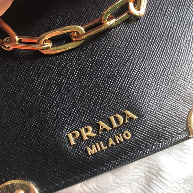 prada 普拉达盒子单肩包