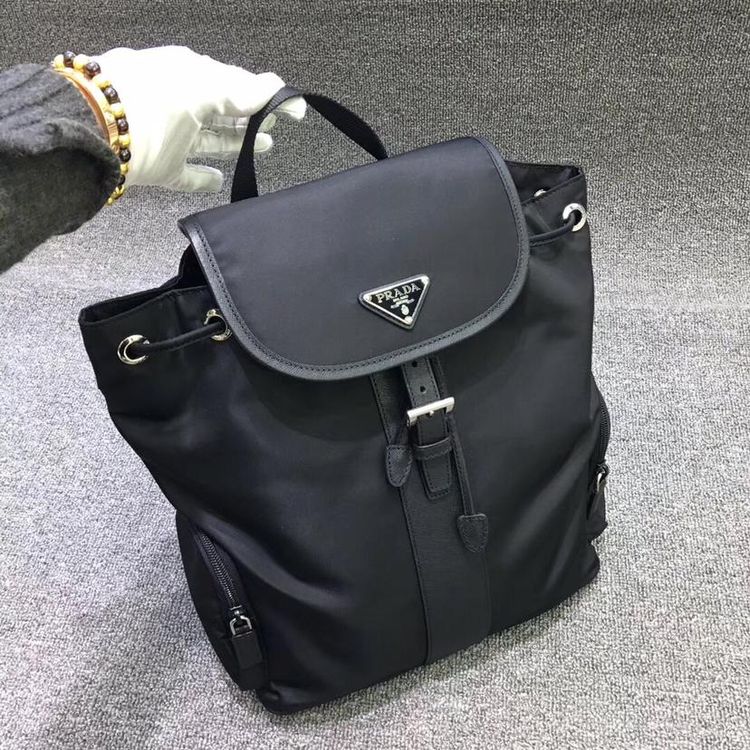 prada 普拉达降落伞尼龙拼皮双肩包