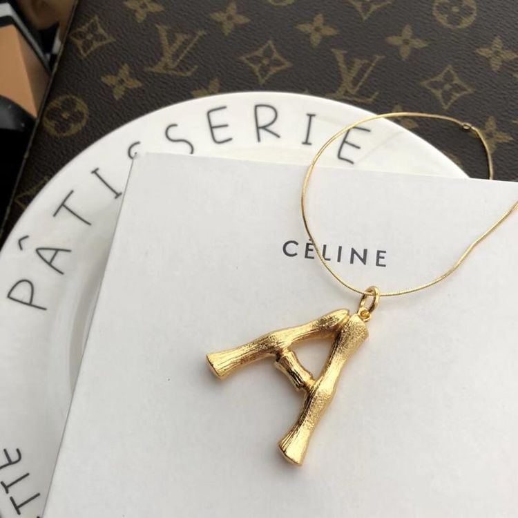 celine 赛琳黄铜字母项链