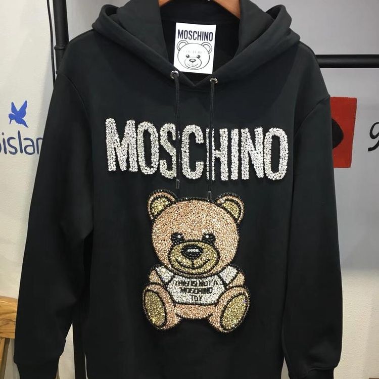 奇诺小熊卫衣  莫斯奇诺 (moschino) 是已创立20周年的米兰年轻品牌