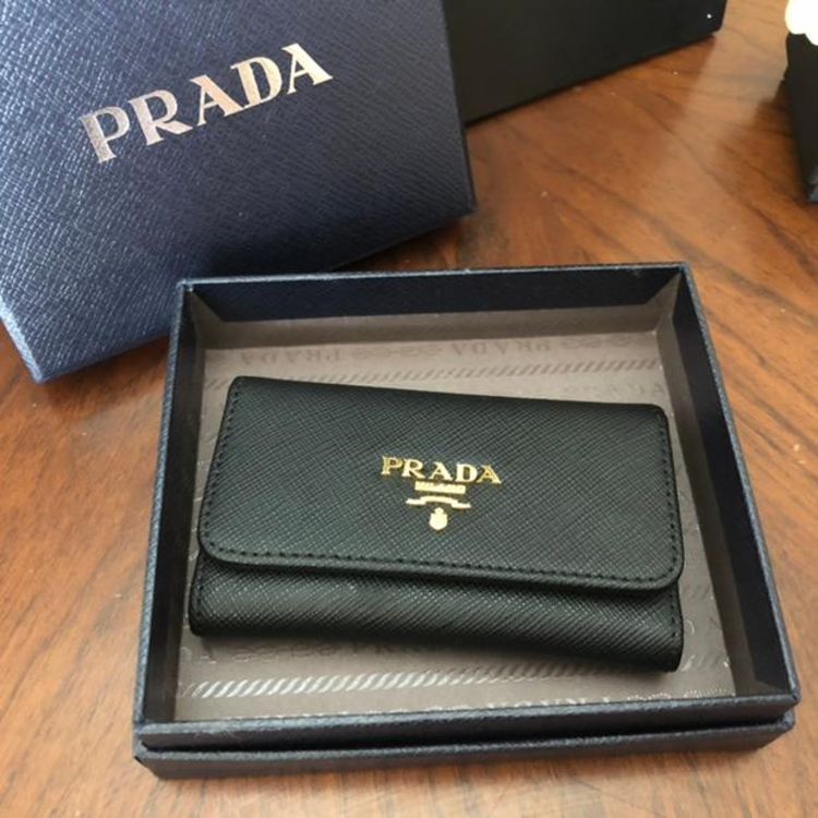 prada 普拉达十字纹颗粒皮钥匙包