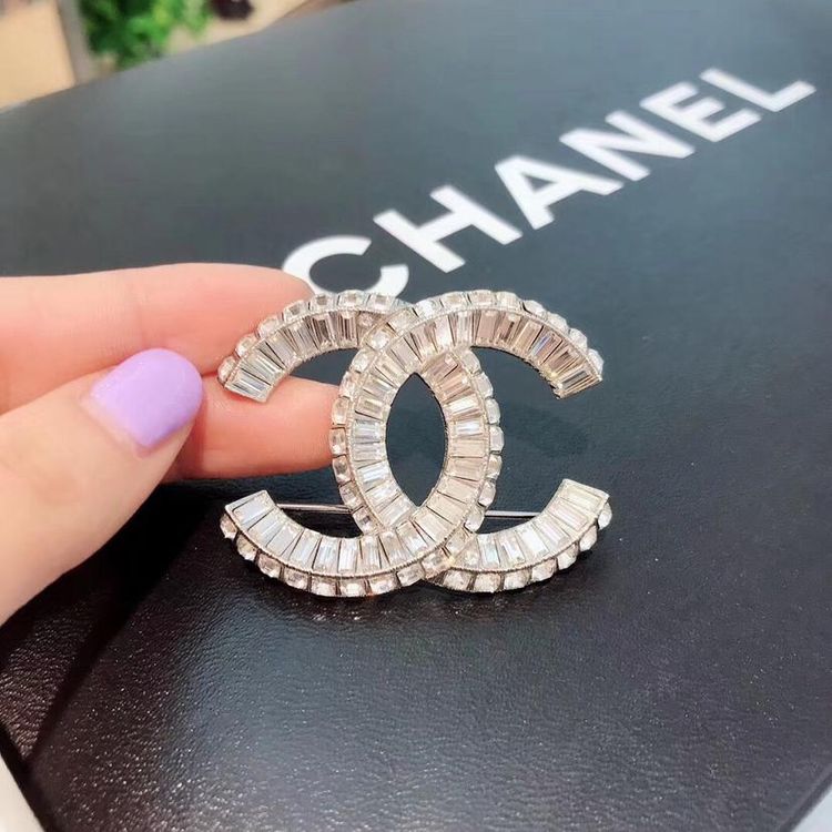 chanel 香奈儿双c logo满钻胸针