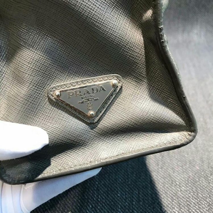 prada 普拉达灰色三角标十字纹手提包
