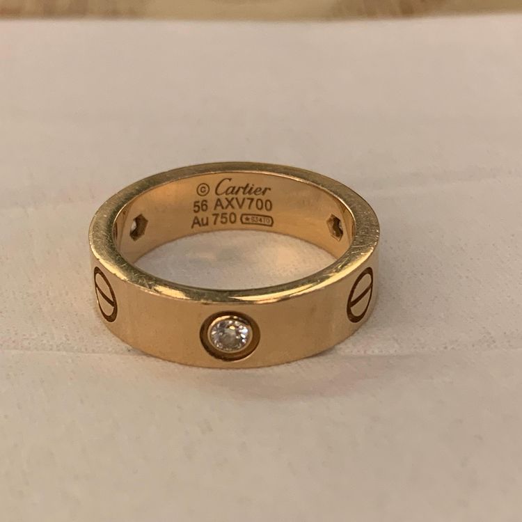 3、我问了一个前几天朋友买了一枚卡地亚三环戒指。总感觉很假。三环都是银的……
