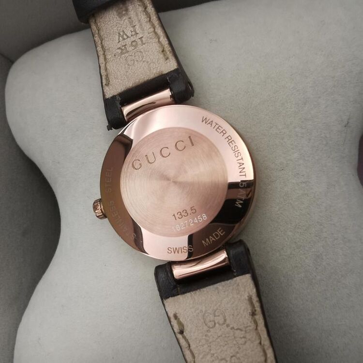 2、向 GUCCI 询问这款手表的专柜价格。 