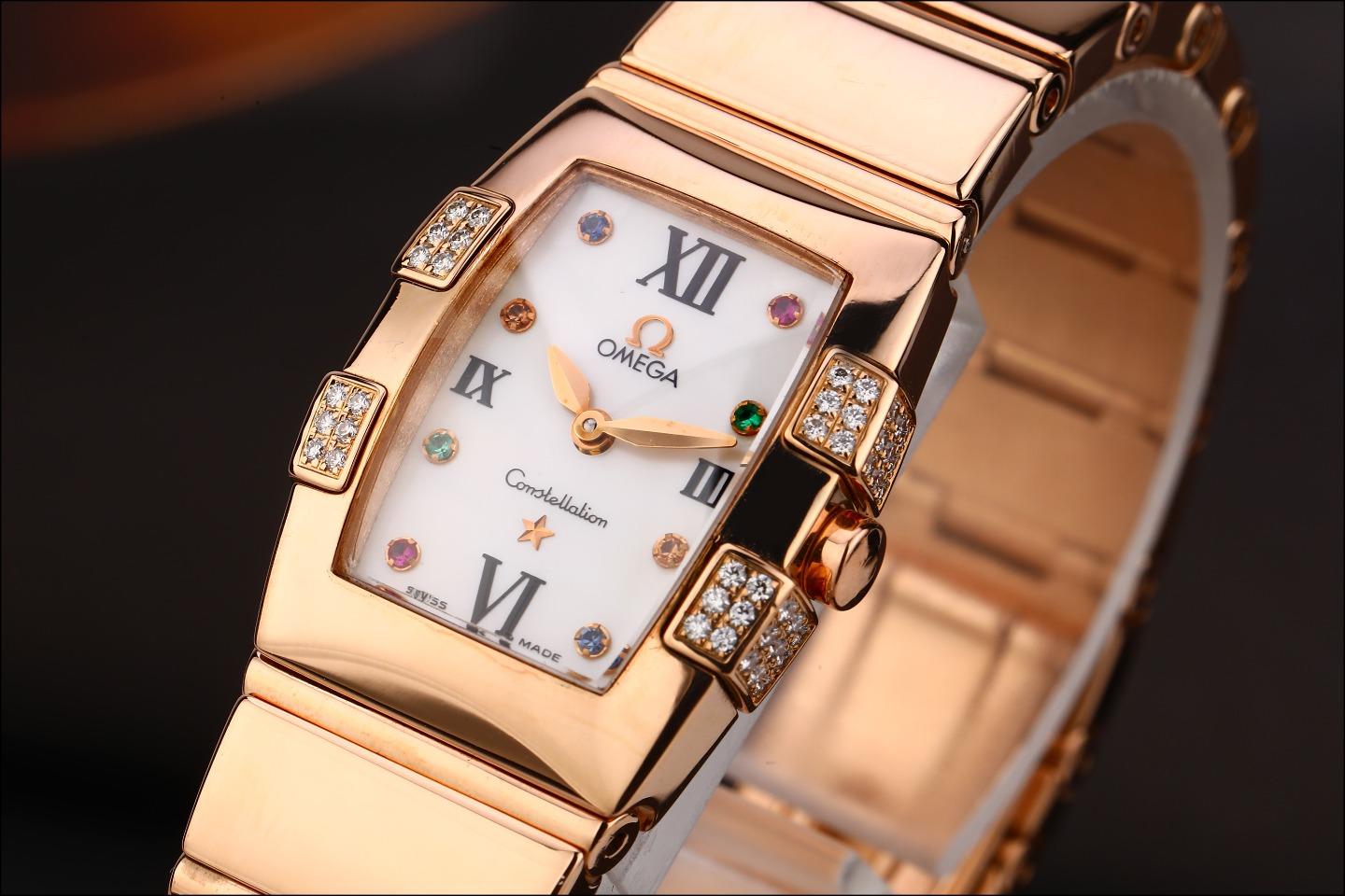 2、欧米茄手表买镶金钻石还是普通的：欧米茄5万~6万左右是石英表还是女机械表。