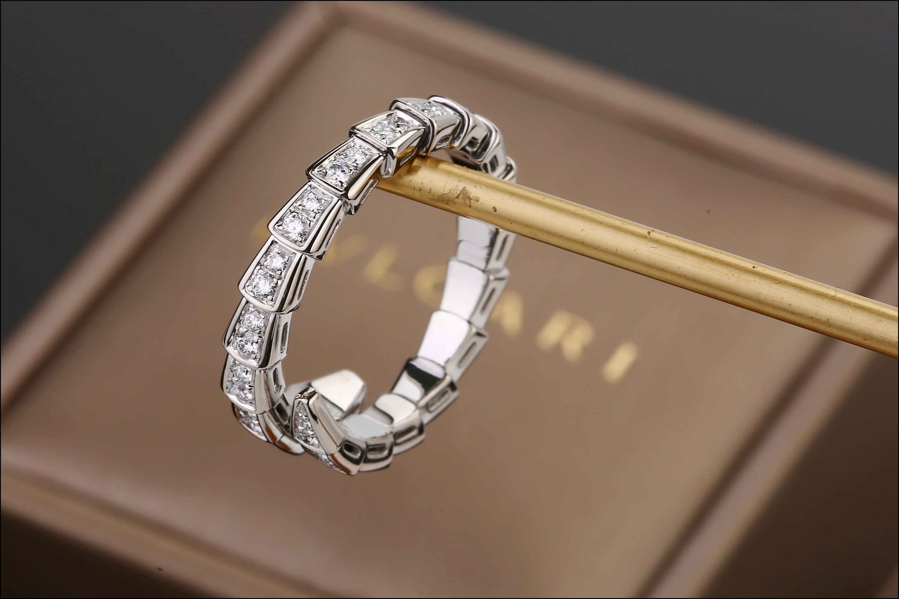 宝格丽serpenti系列白金密镶钻石0.74ct蛇形指