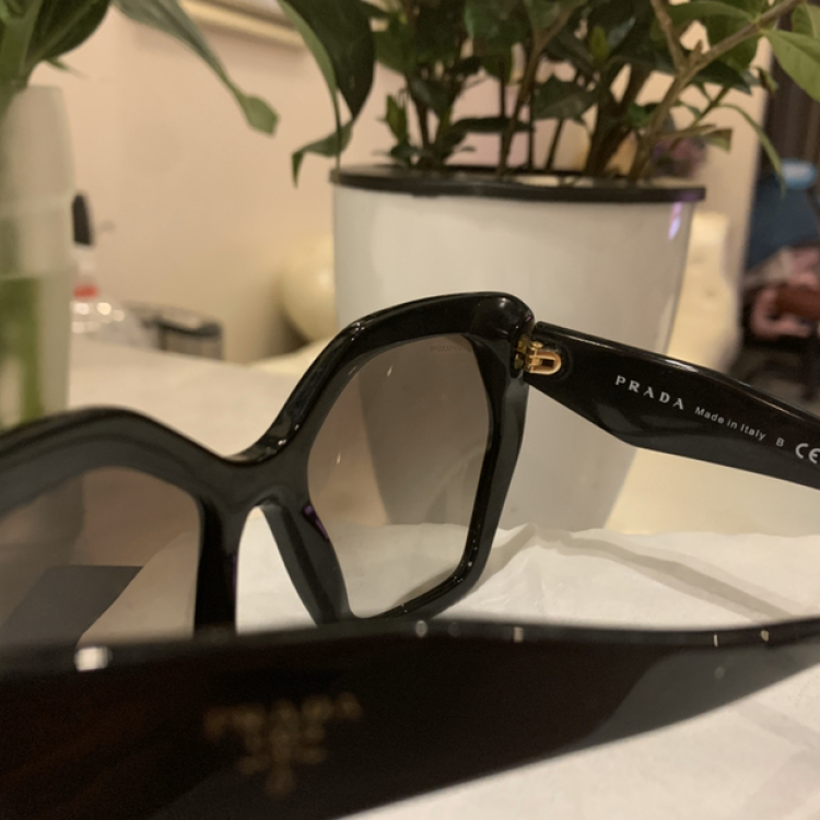 【9成新】prada ￥ 603  价格透明· 卖家寄语 此款眼镜 ,气质