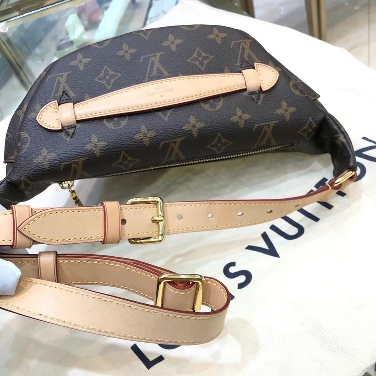 胸包lv腰包louis vuitton 99新 14400 微信扫码可查看优惠后的价格