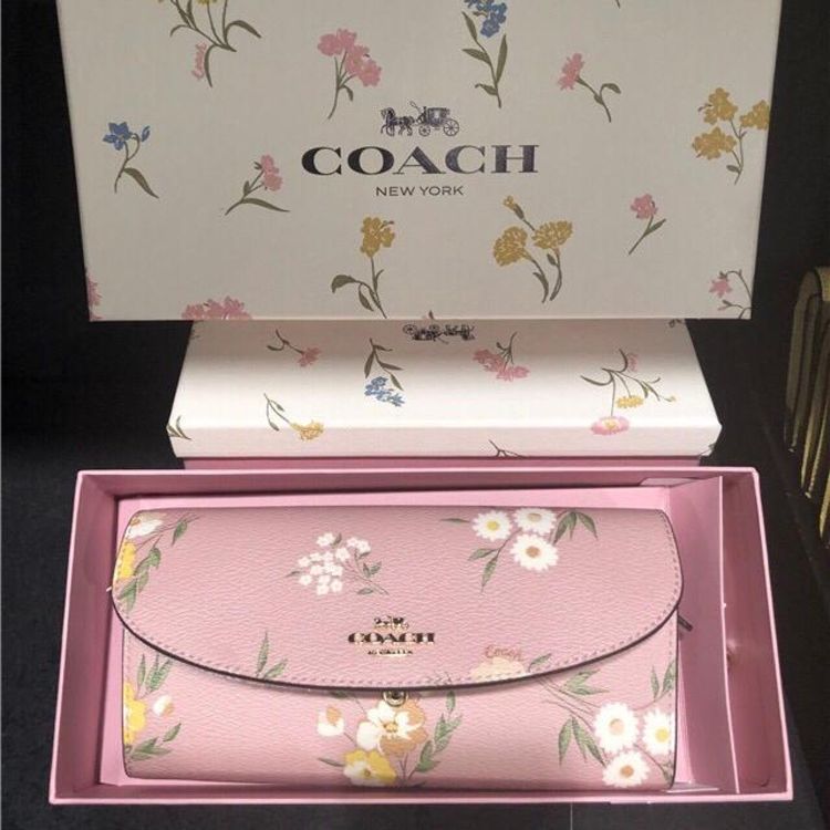 coach 蔻驰新款山茶花礼盒长款钱包侧面吊坠扣